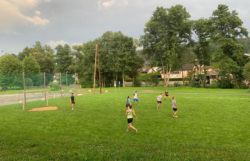 Die Jugendlichen spielen auf dem Fußballplatz groß auf / KJ Hausmannstätten